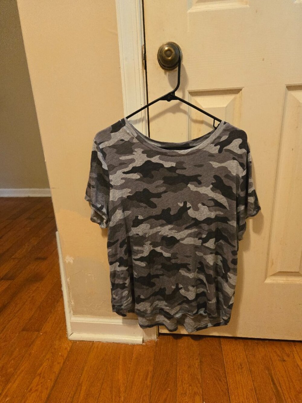 Old Navy XL gray camo short sleeve tee shirt